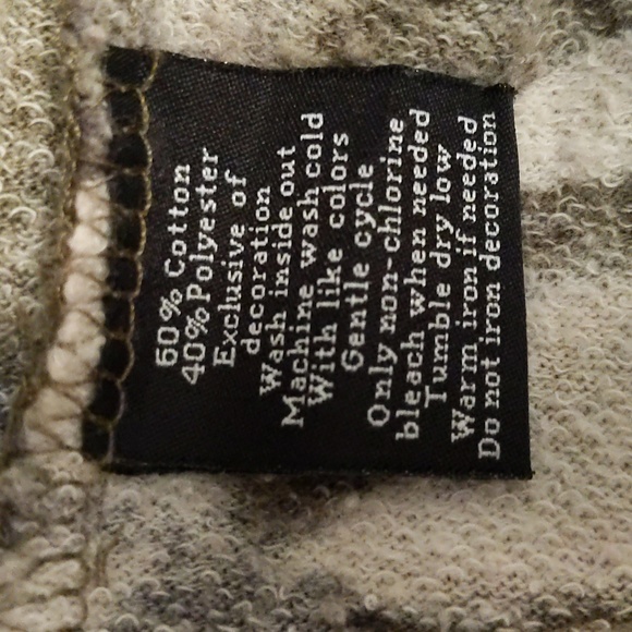 Women's Rock & Republic Camo Print Short Sleeve Distressed Top - Picture 6 of 6